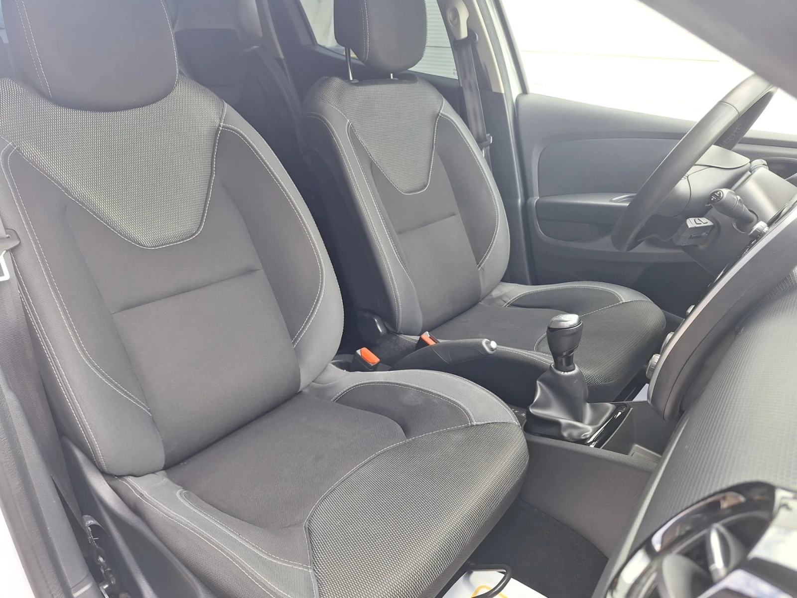 Renault Clio TCe 75к.с., снимка 15 - Автомобили и джипове - 53706940