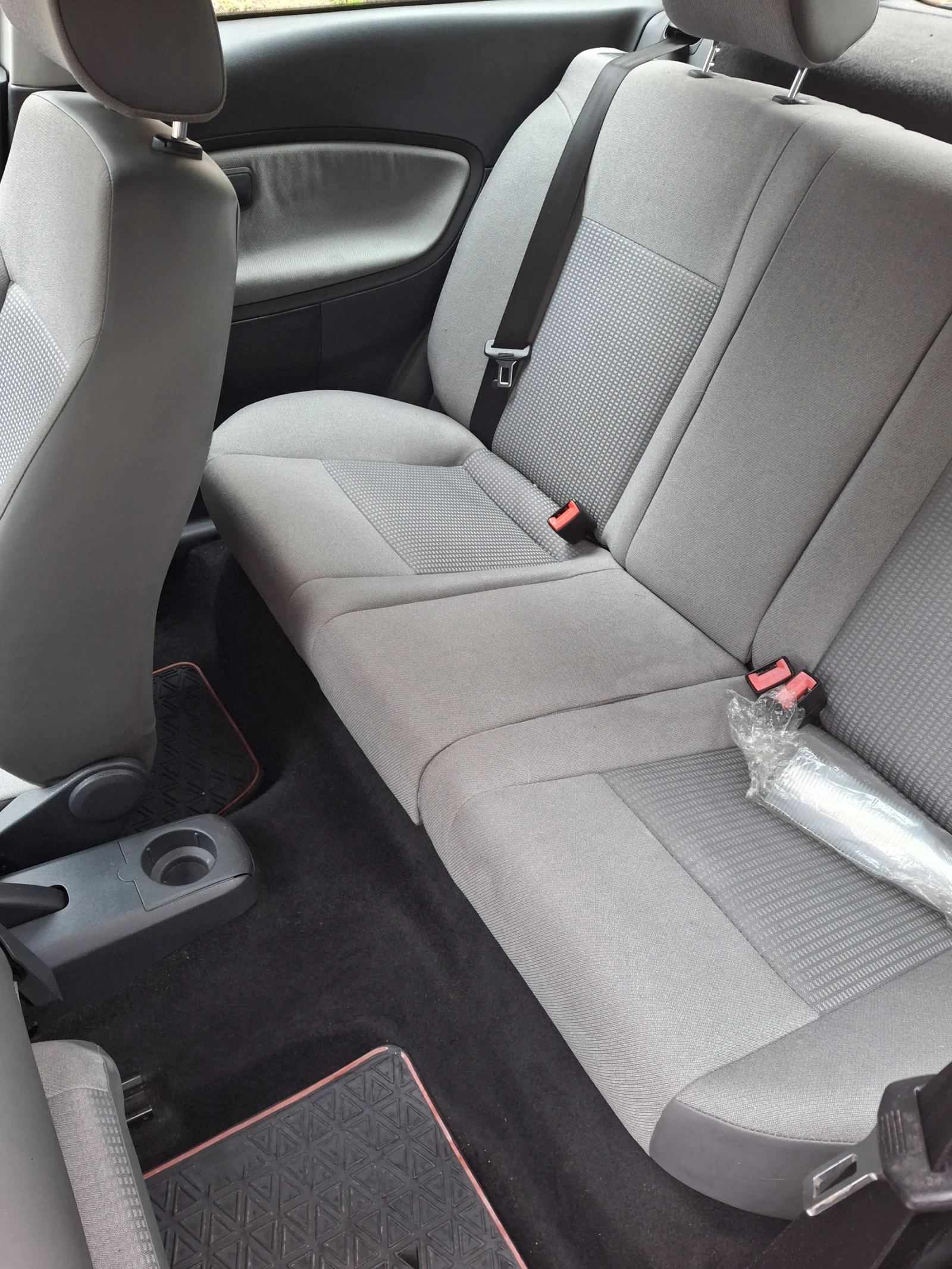 Seat Ibiza 1.2 бензин, снимка 2 - Автомобили и джипове - 53945131