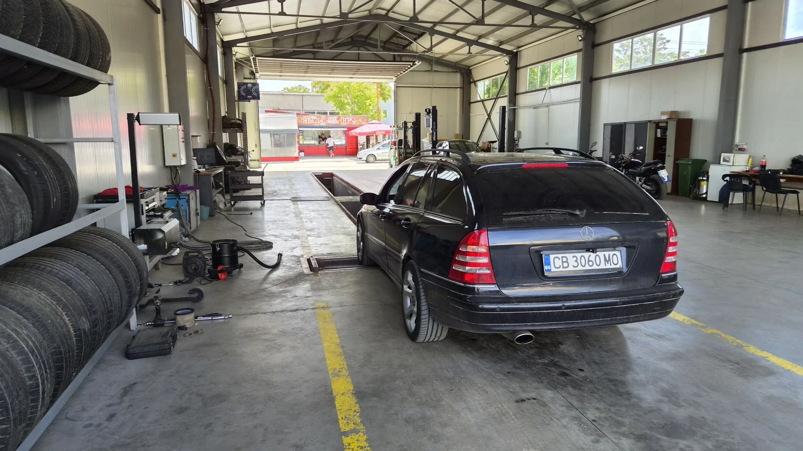 Mercedes-Benz C 230 2, 5 Бензин-Газ , снимка 13 - Автомобили и джипове - 54986247