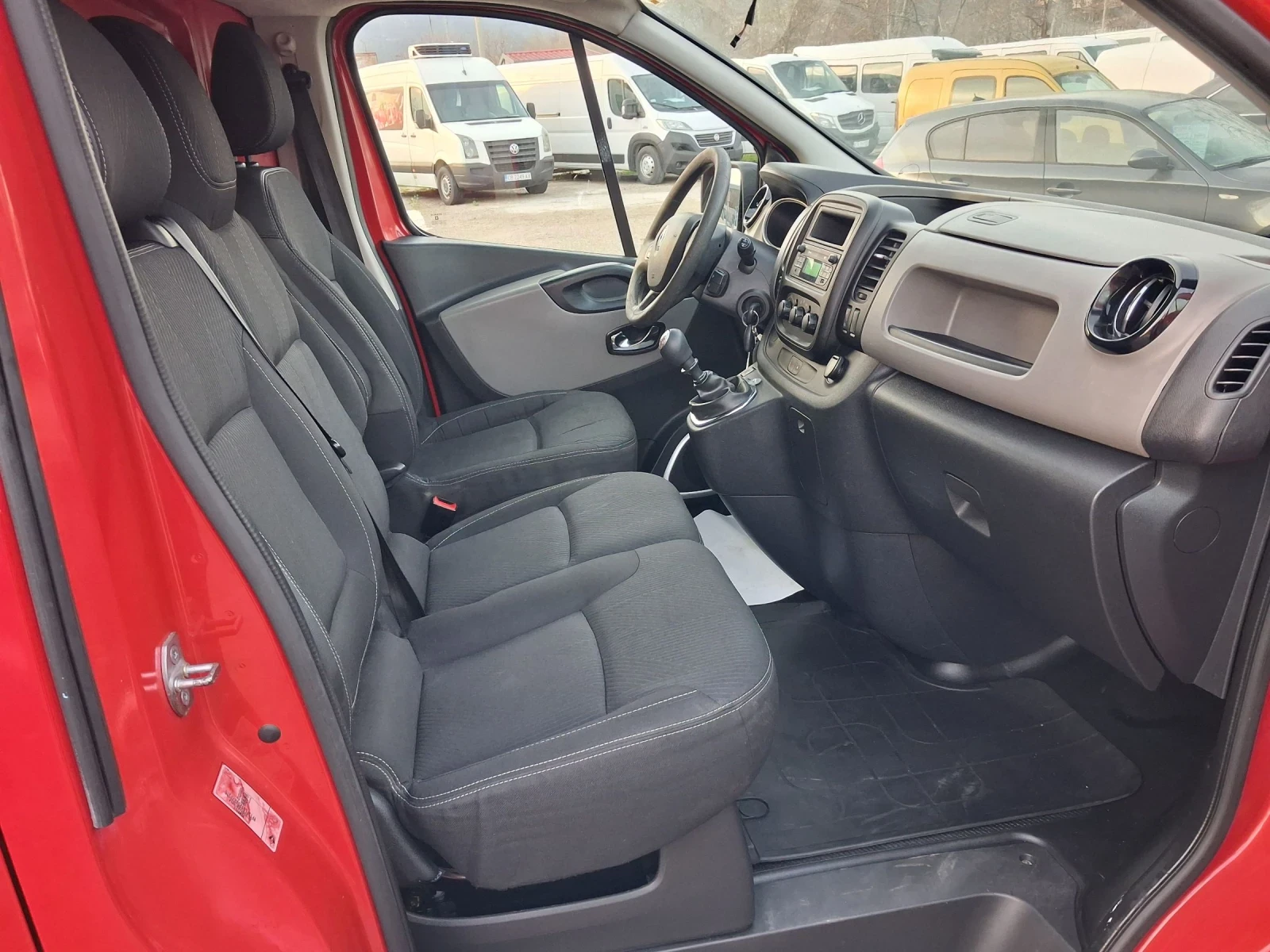 Renault Trafic DCI 115, Хладилен, темпомат, 6 скорости, ТОП, снимка 12 - Бусове и автобуси - 53990503