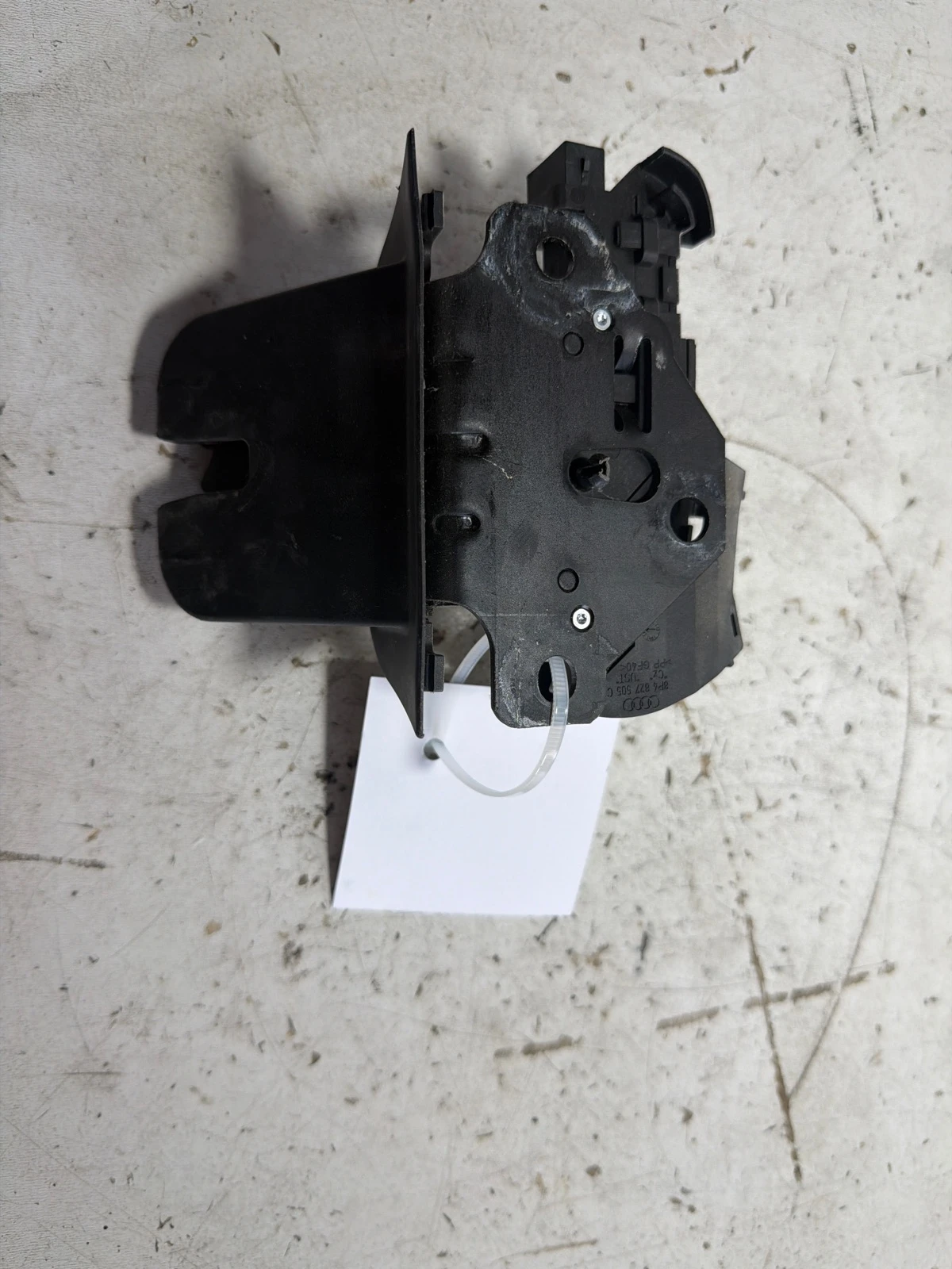 брава заден капак 8P4827505C Audi Q7