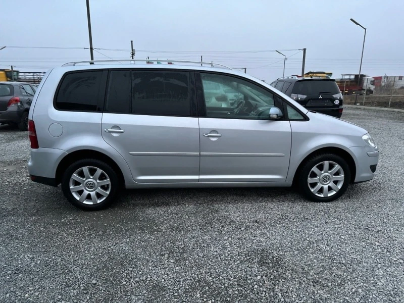 VW Touran 2.0TDI, снимка 7 - Автомобили и джипове - 43399271