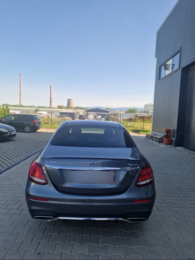 Mercedes-Benz E 300 4Matic/AMG/Серв. ист./2 ключа/Масаж/CarPlay/Пано, снимка 6 - Автомобили и джипове - 52488509