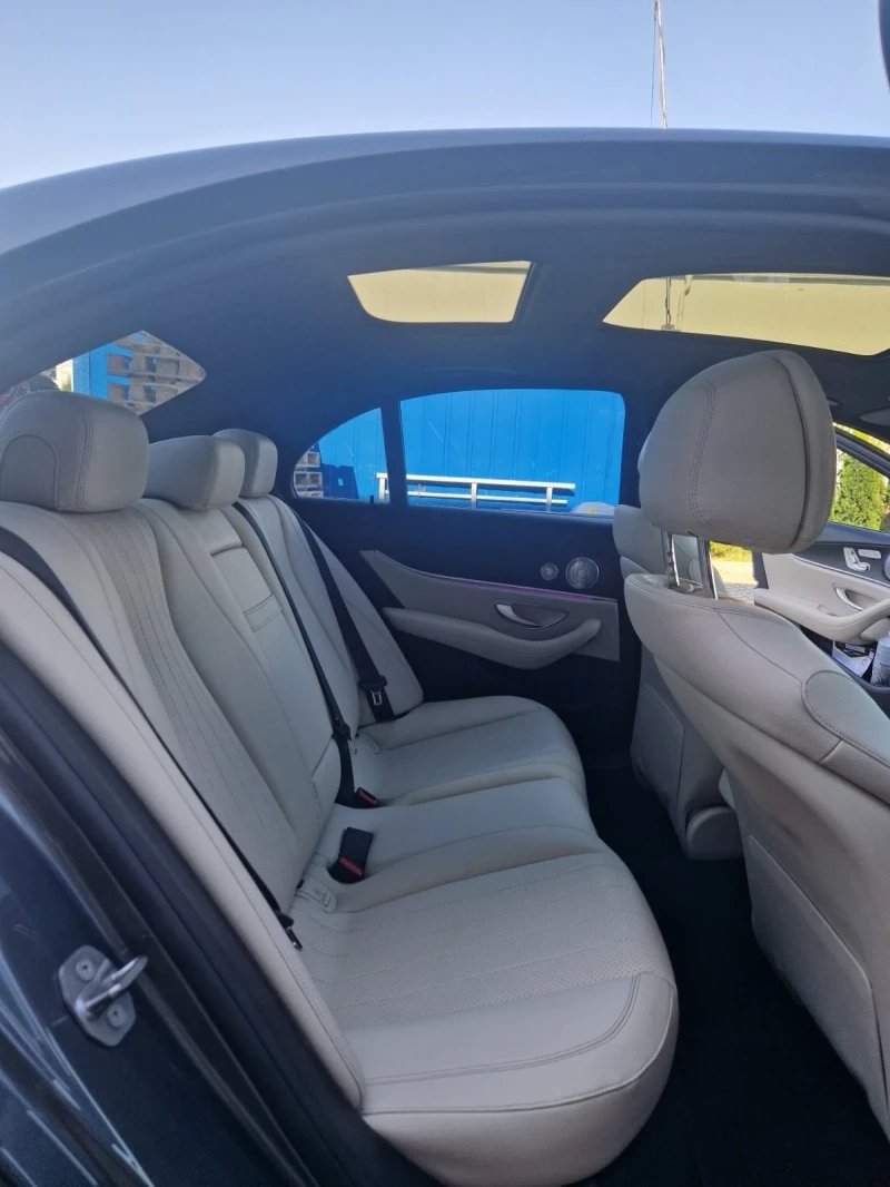 Mercedes-Benz E 300 4Matic/AMG/Серв. ист./2 ключа/Масаж/CarPlay/Пано, снимка 13 - Автомобили и джипове - 52488509
