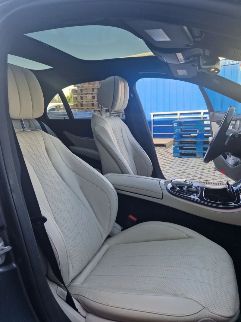 Mercedes-Benz E 300 4Matic/AMG/Серв. ист./2 ключа/Масаж/CarPlay/Пано, снимка 11 - Автомобили и джипове - 52488509