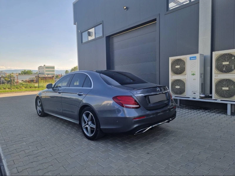 Mercedes-Benz E 300 4Matic/AMG/Серв. ист./2 ключа/Масаж/CarPlay/Пано, снимка 7 - Автомобили и джипове - 52488509
