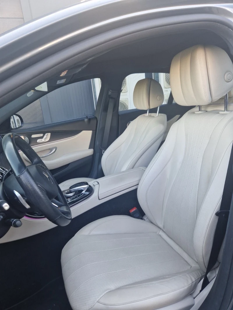 Mercedes-Benz E 300 4Matic/AMG/Серв. ист./2 ключа/Масаж/CarPlay/Пано, снимка 9 - Автомобили и джипове - 52488509