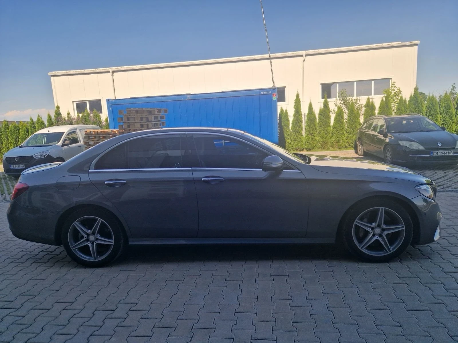 Mercedes-Benz E 300 4Matic/AMG/Серв. ист./2 ключа/Масаж/CarPlay/Пано - изображение 4