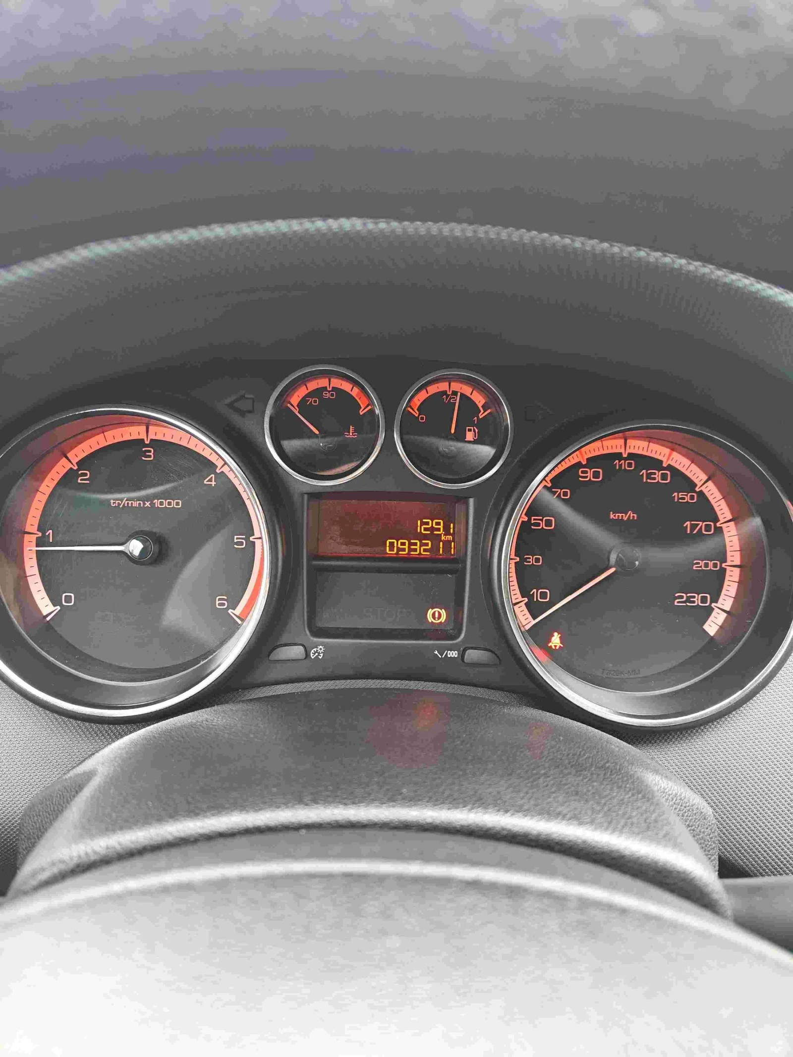 Peugeot 308 Phase II 2011, снимка 9 - Автомобили и джипове - 53744727