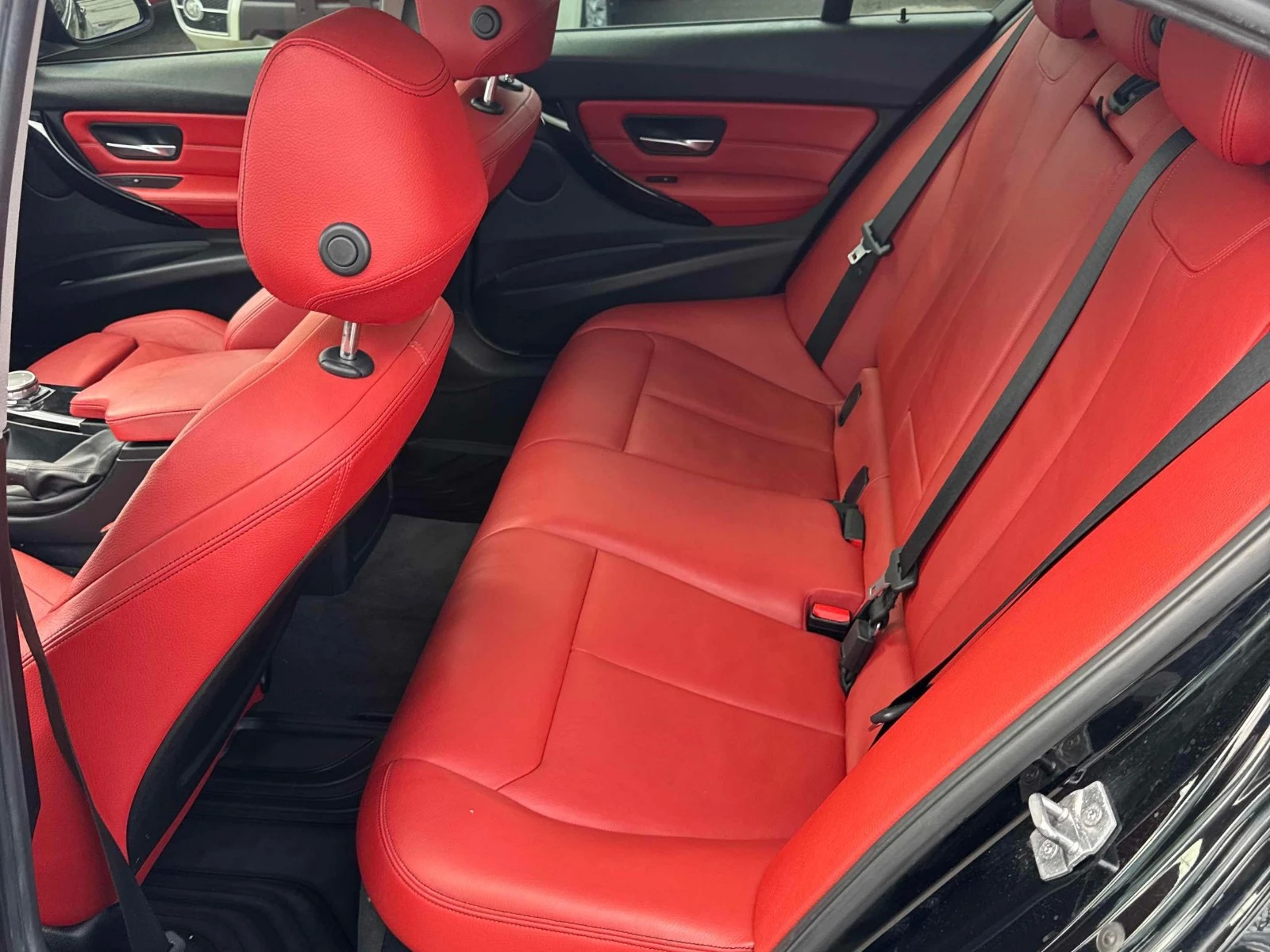 BMW 320 xDrive* АвтоКредит* (ЦЕНА ДО БГ), снимка 15 - Автомобили и джипове - 54217691