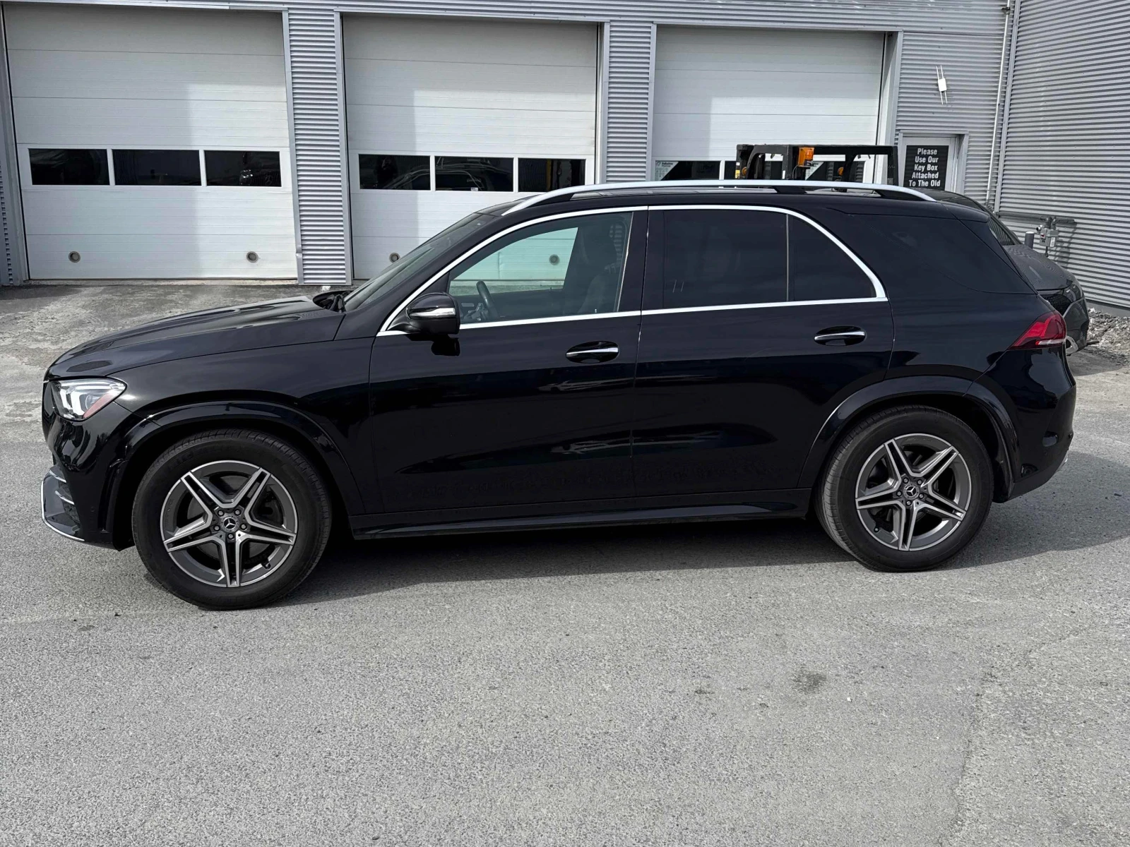 Mercedes-Benz GLE 450 Amg-pack* Back cam* Pano* Burmester* Обдухване* , снимка 3 - Автомобили и джипове - 54428489