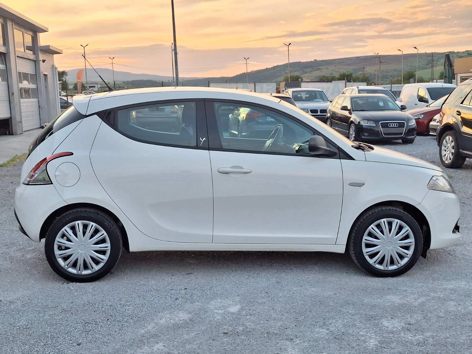 Lancia Ypsilon 1.2I-EURO 6, снимка 6 - Автомобили и джипове - 55092819