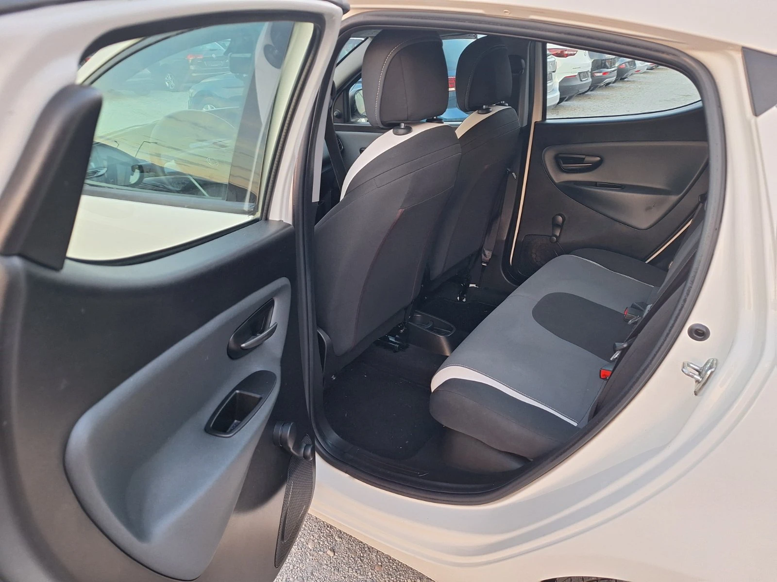 Lancia Ypsilon 1.2I-EURO 6, снимка 13 - Автомобили и джипове - 55092819