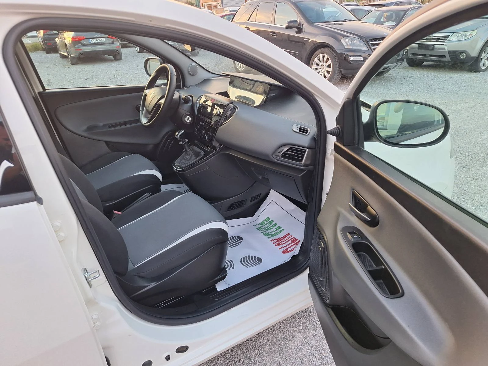 Lancia Ypsilon 1.2I-EURO 6, снимка 11 - Автомобили и джипове - 55092819