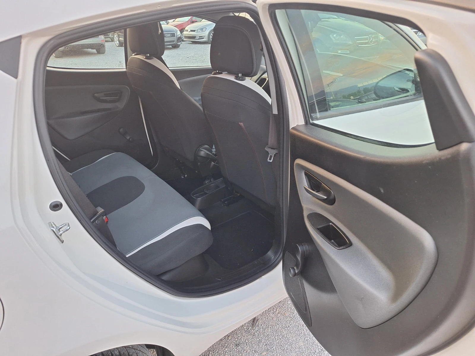 Lancia Ypsilon 1.2I-EURO 6, снимка 12 - Автомобили и джипове - 55092819