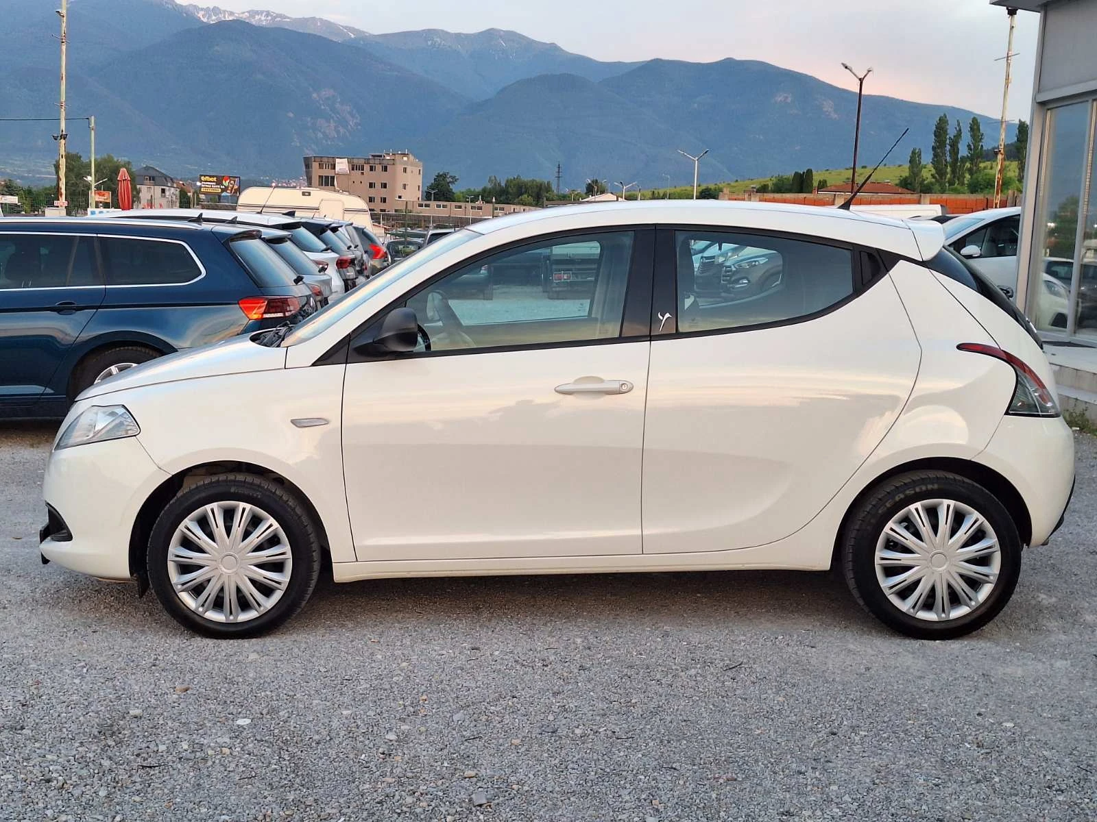 Lancia Ypsilon 1.2I-EURO 6, снимка 2 - Автомобили и джипове - 55092819