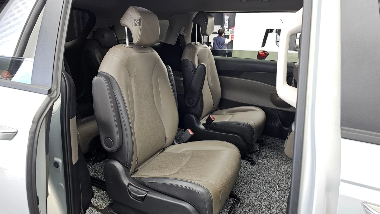 Kia Carnival 3.5* PRESTIGE* ПОДГРЕВ* ОБДУХВАНЕ* КАМЕРА* КОЖА* , снимка 11 - Автомобили и джипове - 55491622