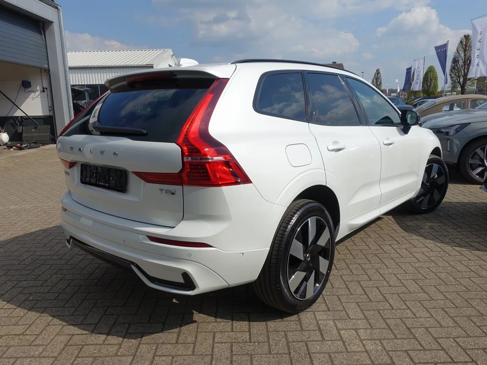 Volvo XC60 T8 AWD Plus Dark, снимка 2 - Автомобили и джипове - 54597107