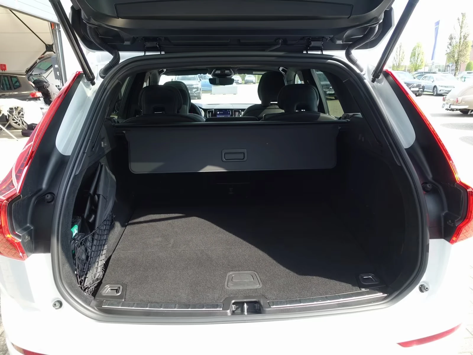 Volvo XC60 T8 AWD Plus Dark, снимка 16 - Автомобили и джипове - 54597107