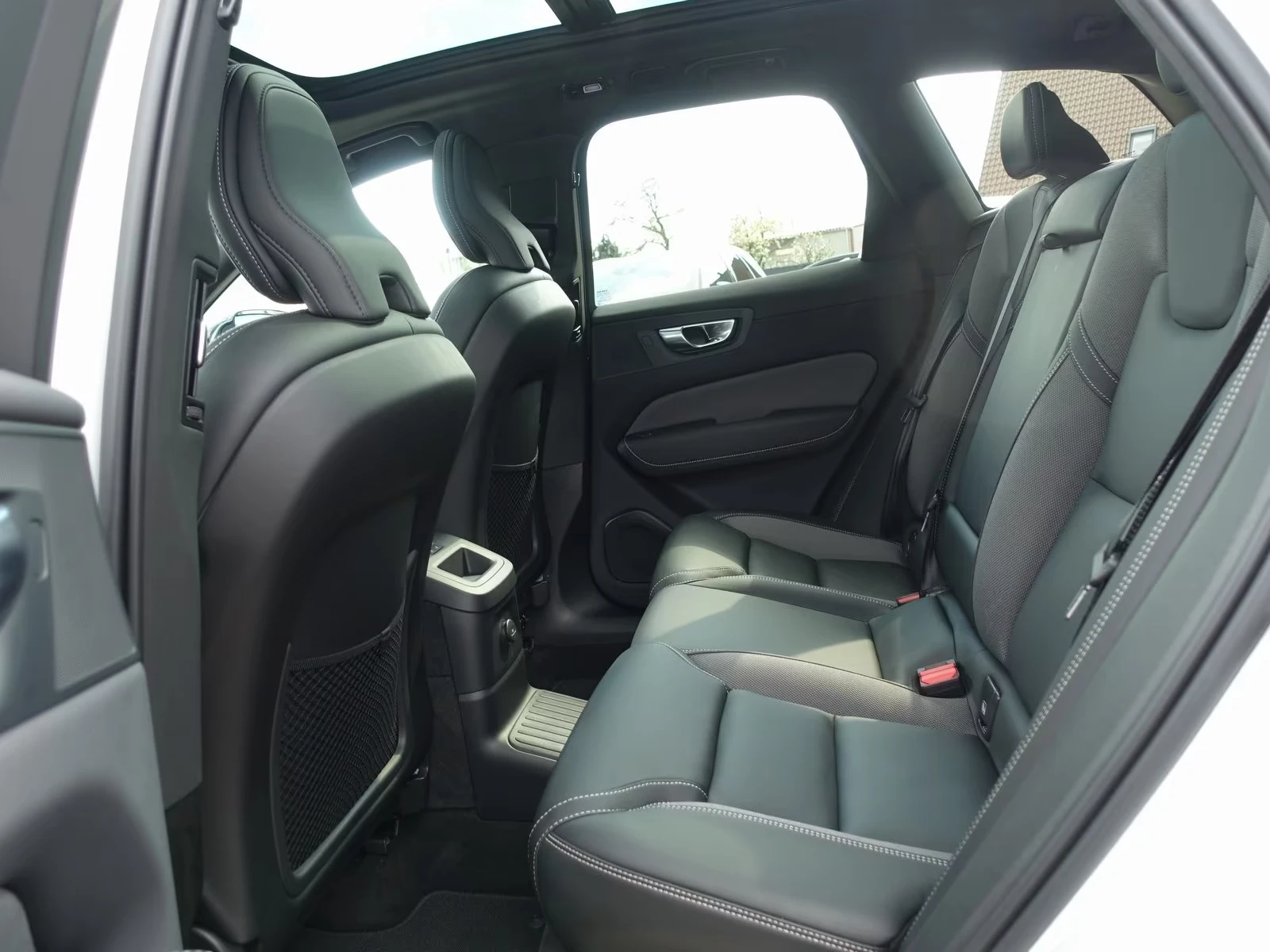 Volvo XC60 T8 AWD Plus Dark, снимка 13 - Автомобили и джипове - 54597107