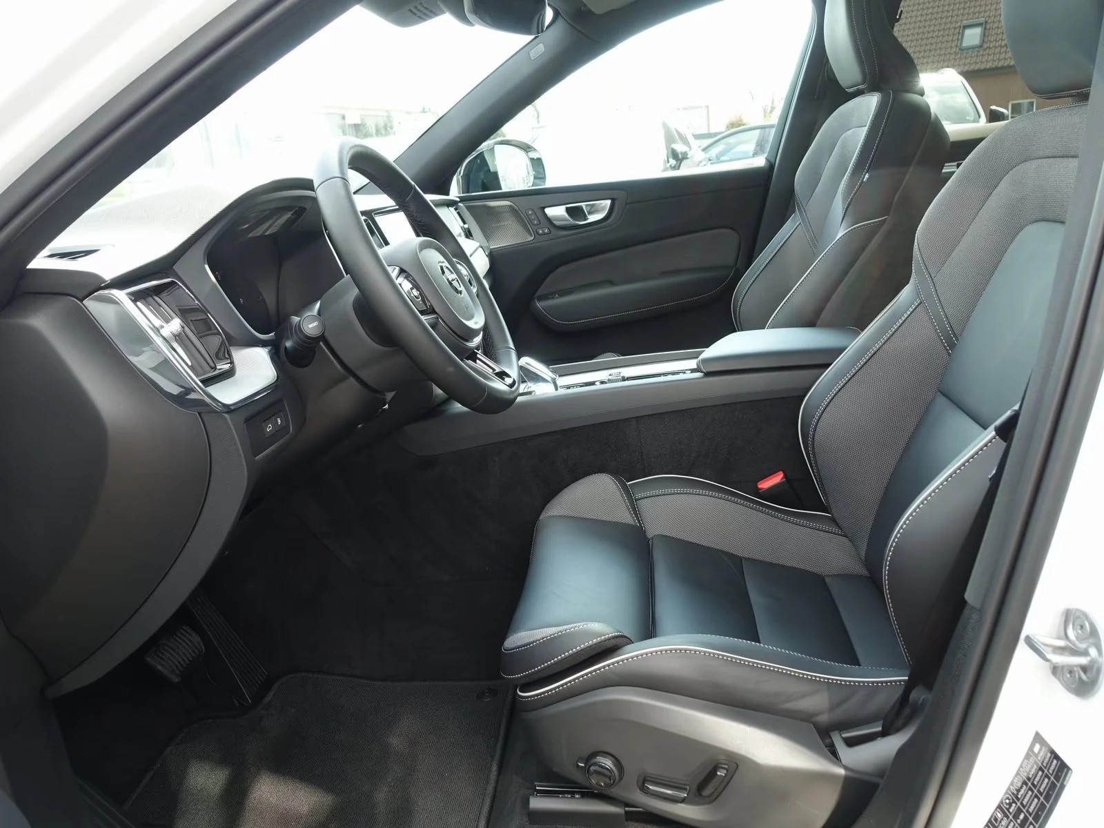Volvo XC60 T8 AWD Plus Dark, снимка 8 - Автомобили и джипове - 54597107