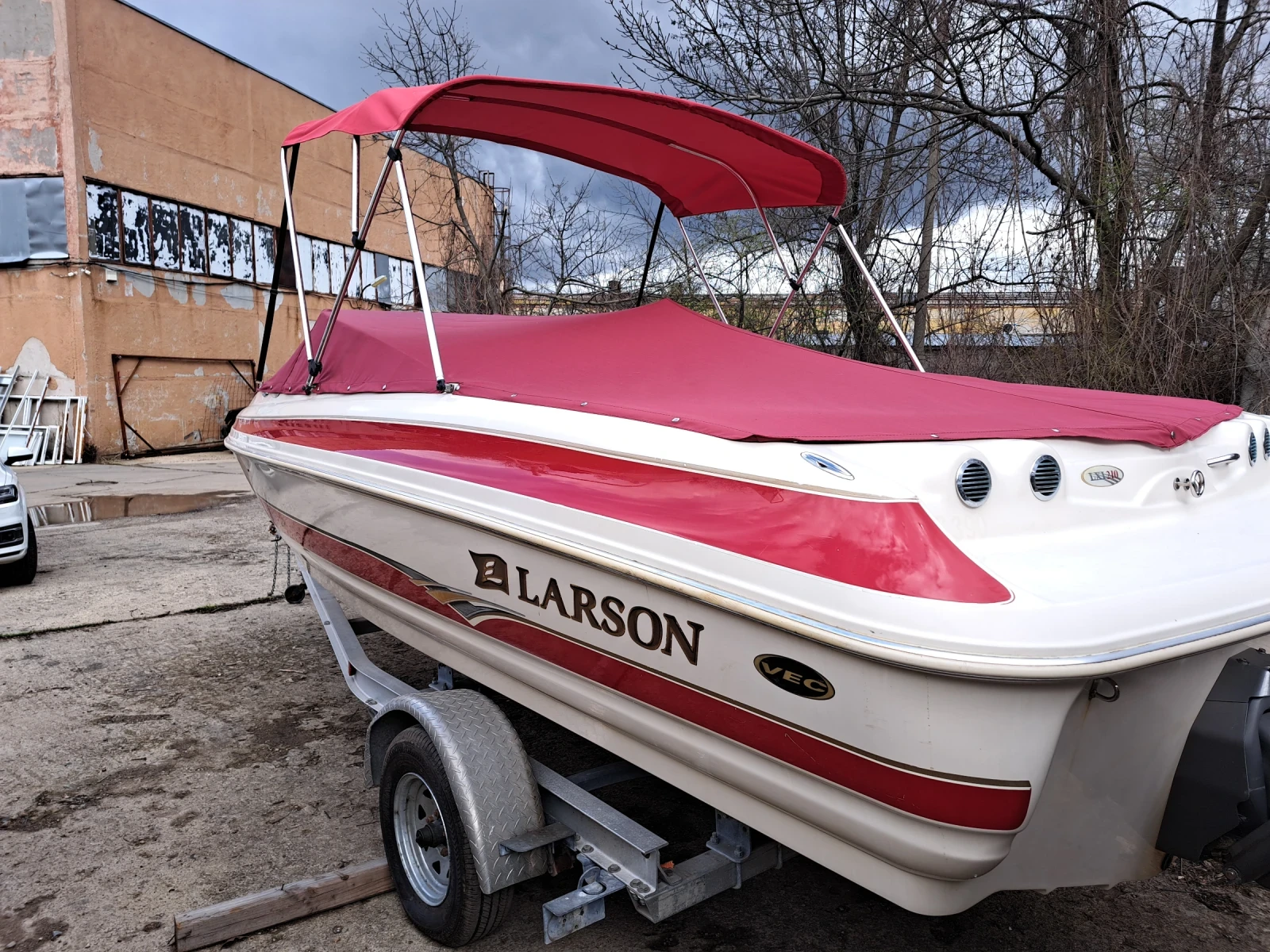 Моторна яхта Larson 210 LXI  67 мото часа | Mobile.bg — изображение 1