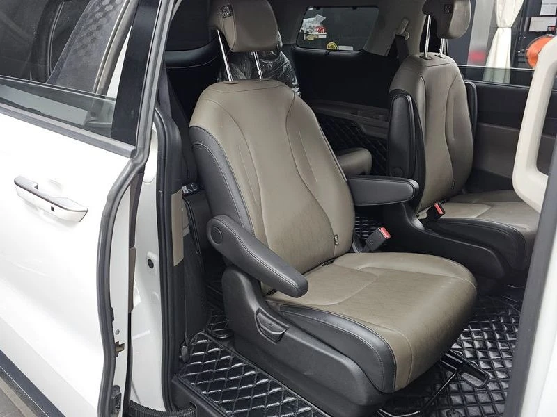 Kia Carnival 1.6 Automatic, снимка 12 - Автомобили и джипове - 55848236