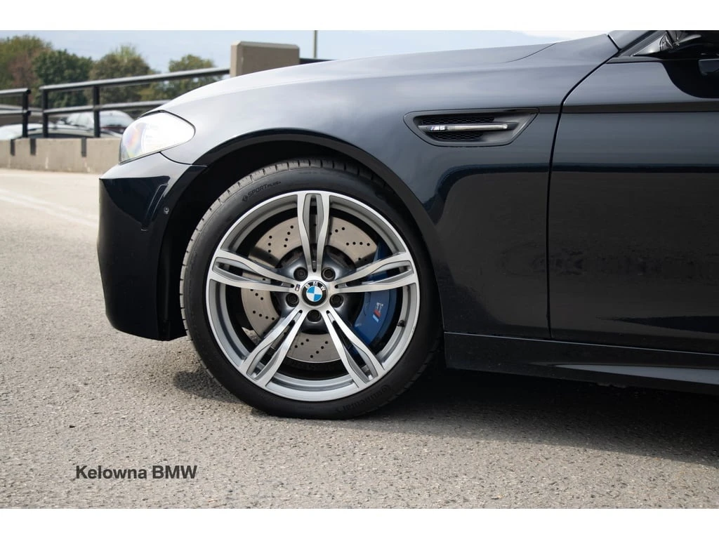 BMW M5 * 4dr Sdn * CARFAX * БЕЗ ПЪРВОНАЧАЛНА ВНОСКА - изображение 3