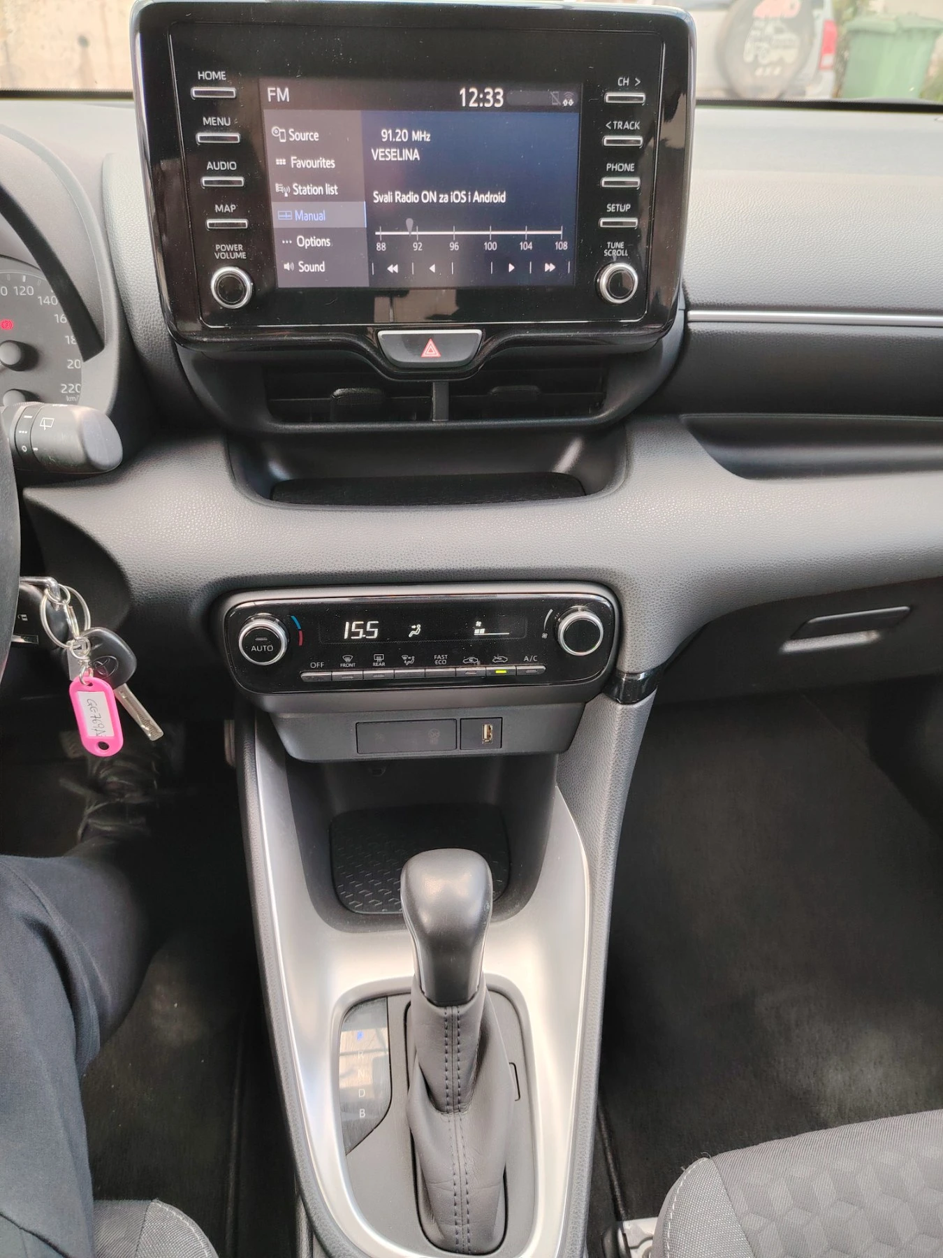 Toyota Yaris HIBRID, снимка 9 - Автомобили и джипове - 55319546