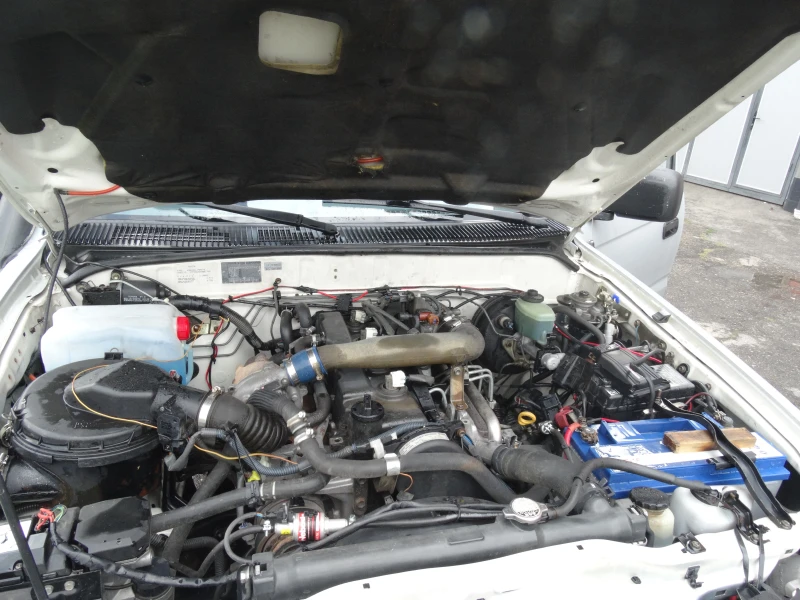 Toyota Hilux 2.5 TDI, снимка 3 - Автомобили и джипове - 51337282