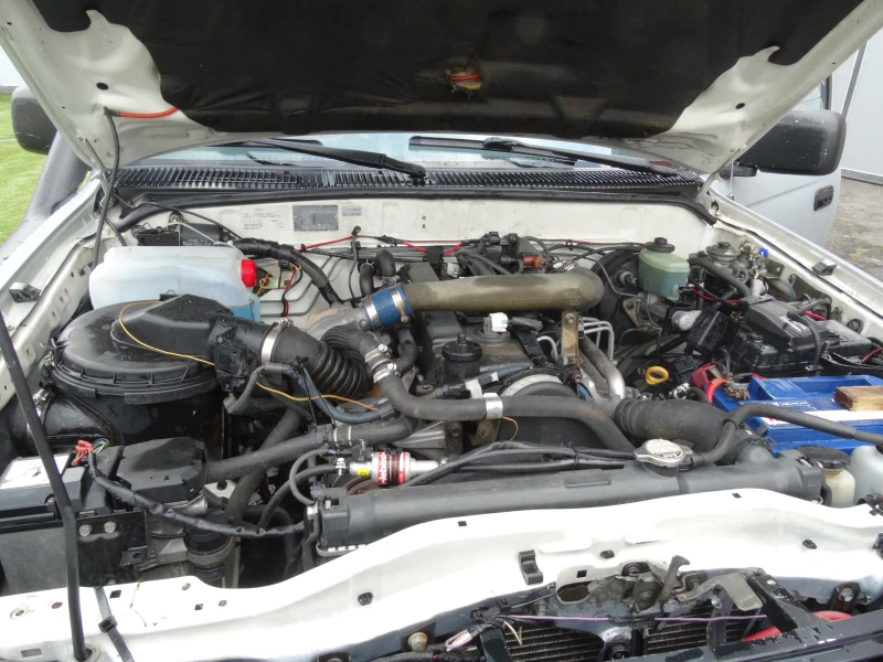 Toyota Hilux 2.5 TDI, снимка 9 - Автомобили и джипове - 51337282