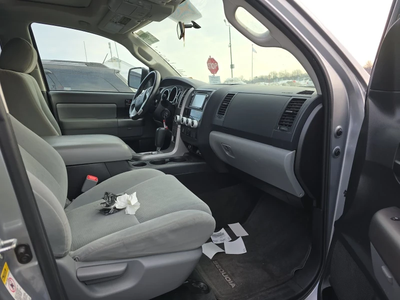 Toyota Sequoia SR5, снимка 9 - Автомобили и джипове - 53456710