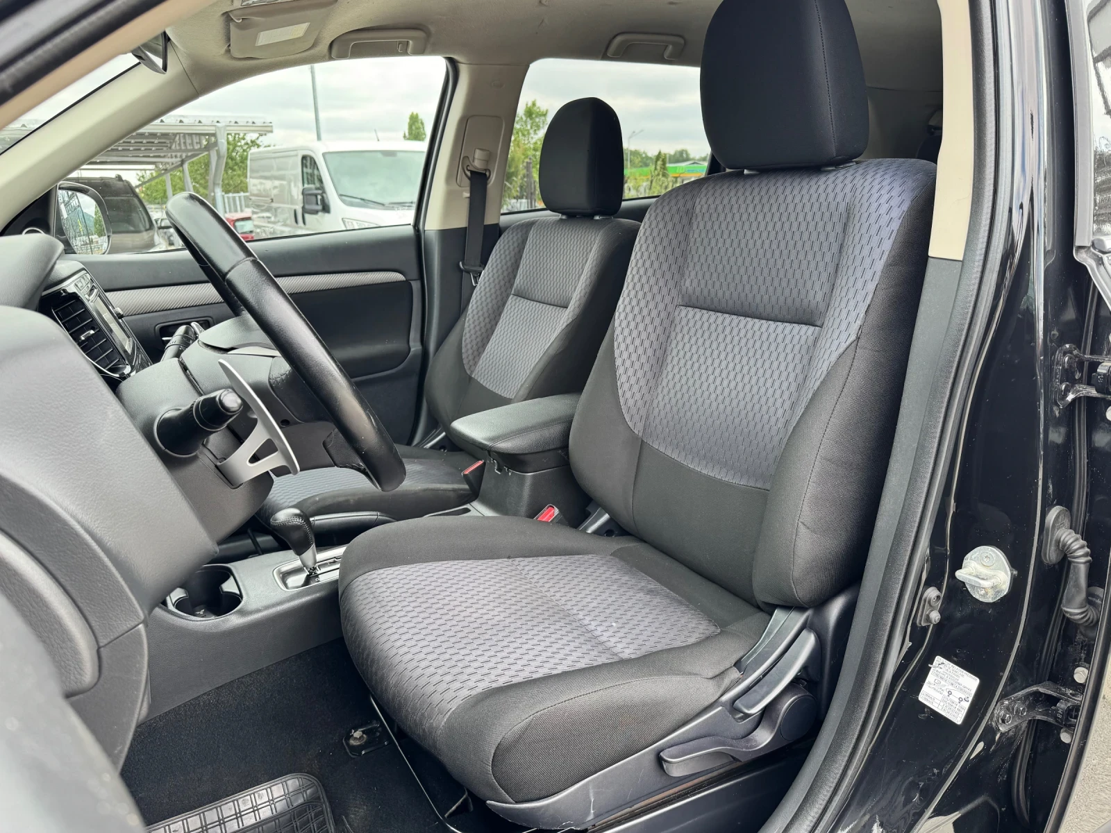 Mitsubishi Outlander 2.2Di-D 4x4 АВТОМАТ ИТАЛИЯ - изображение 8