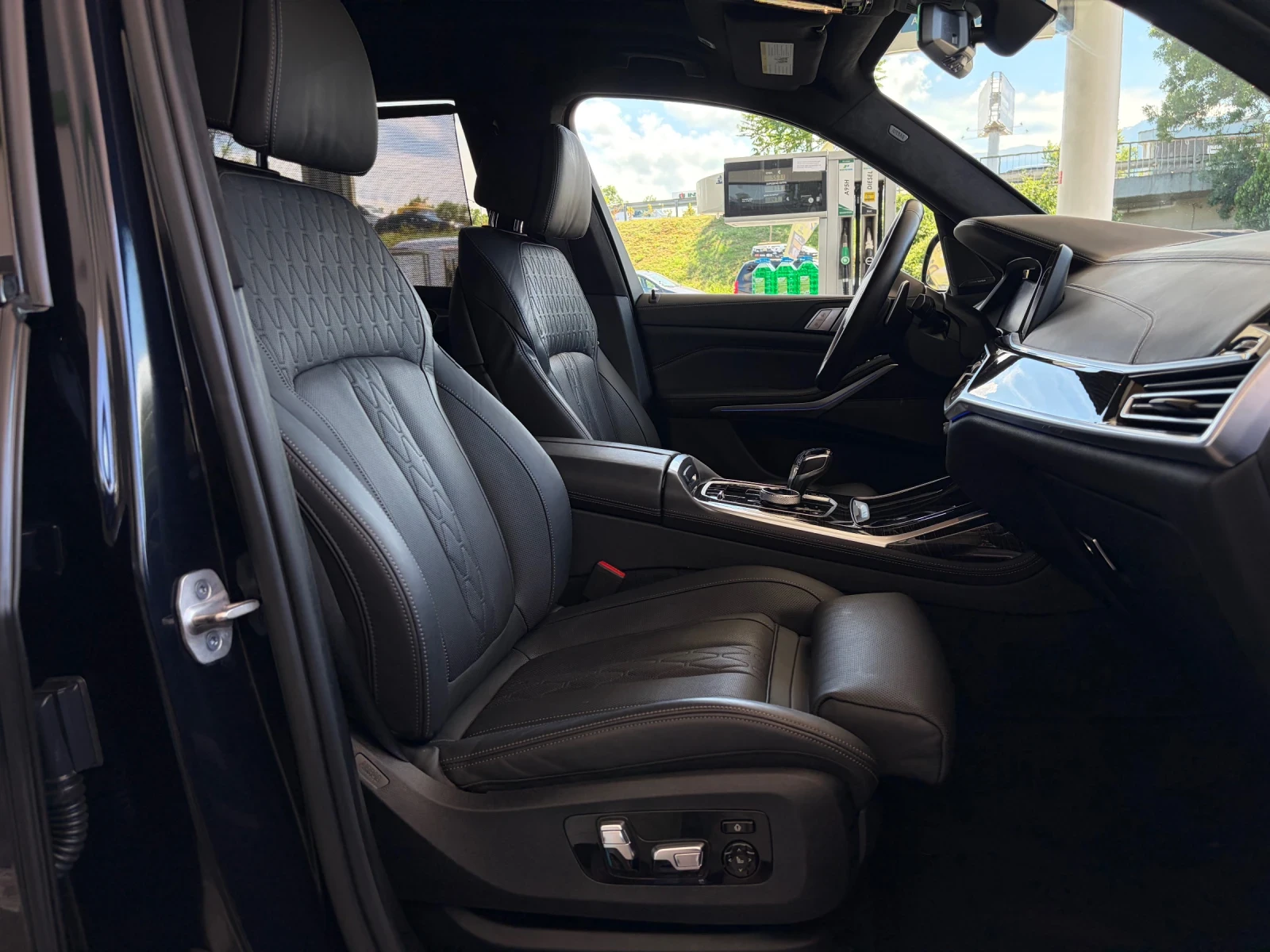 BMW X7 4.0i/M-ПАКЕТ/АIR/SKY/LASER/360/ВЕНТИЛАЦИЯ/ACC/5+ 1, снимка 15 - Автомобили и джипове - 54933514