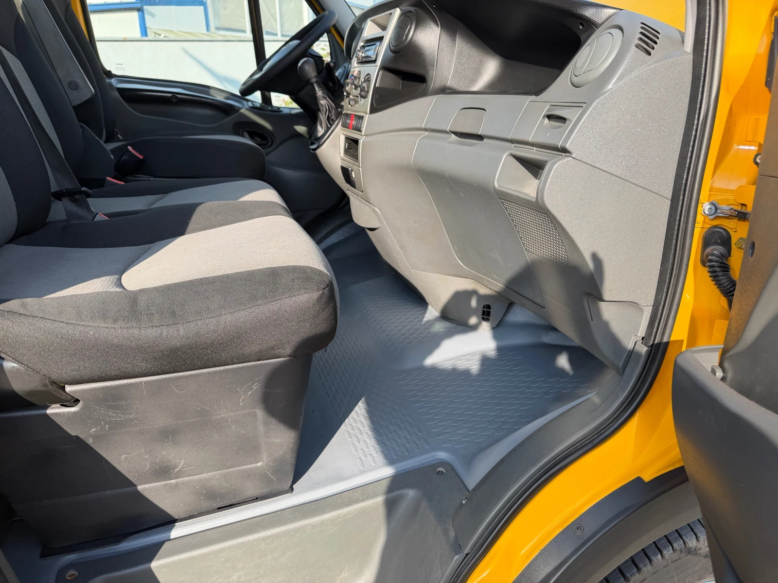 Iveco Daily 35c15 3.0HPI ТРИСТРАНЕН, снимка 15 - Бусове и автобуси - 53988473