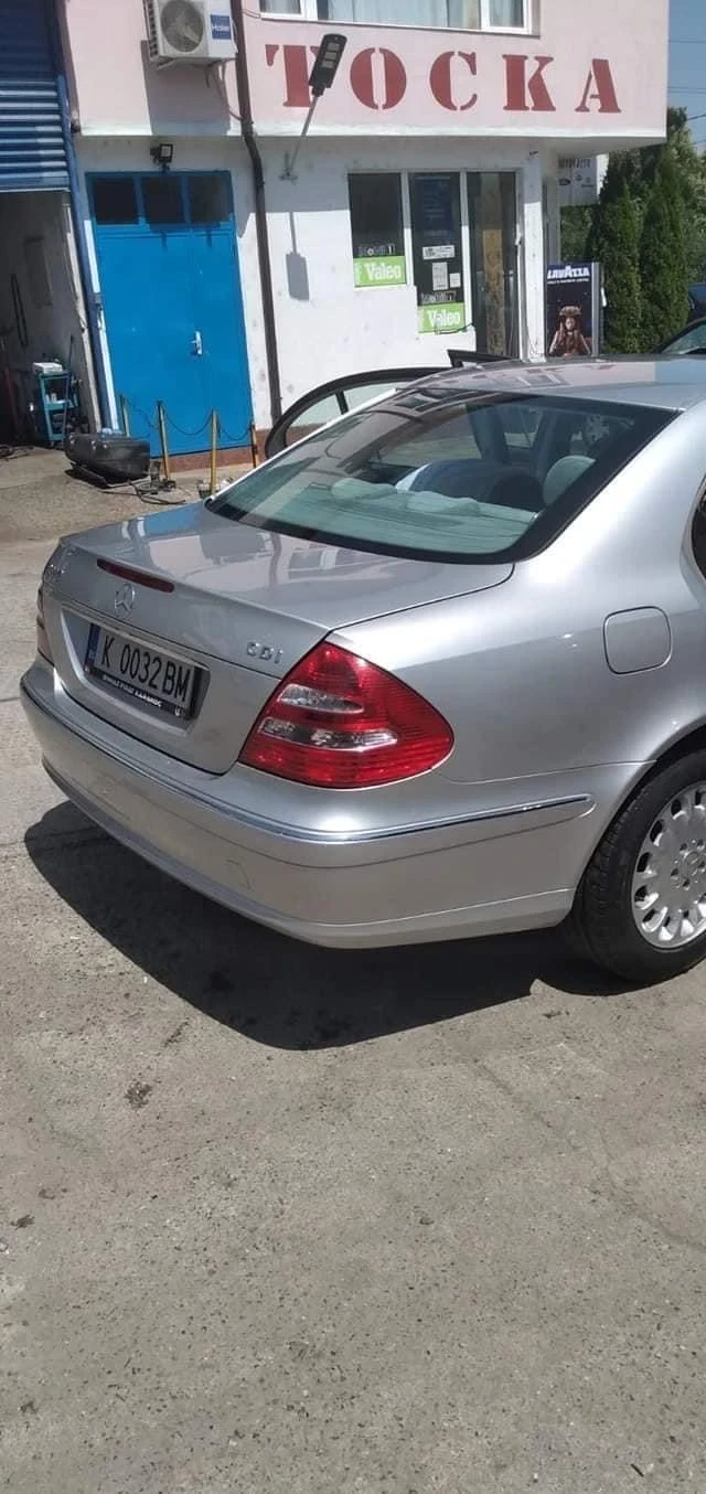 Mercedes-Benz E 220, снимка 3 - Автомобили и джипове - 48042352