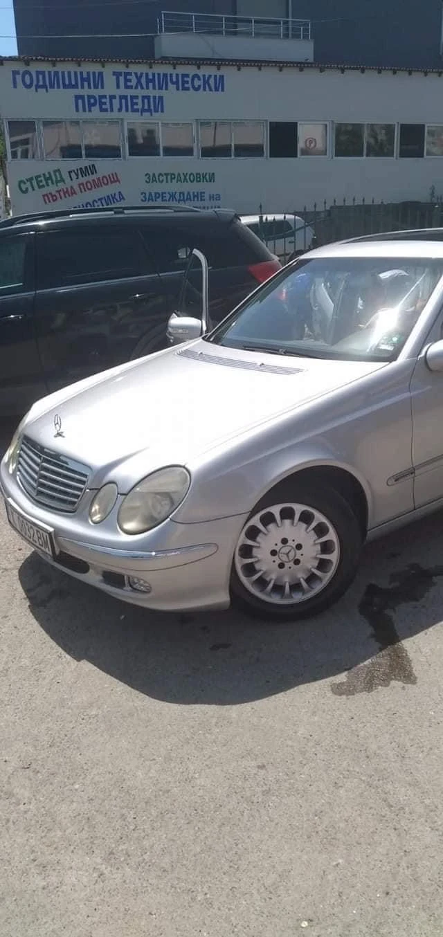 Mercedes-Benz E 220, снимка 10 - Автомобили и джипове - 48042352