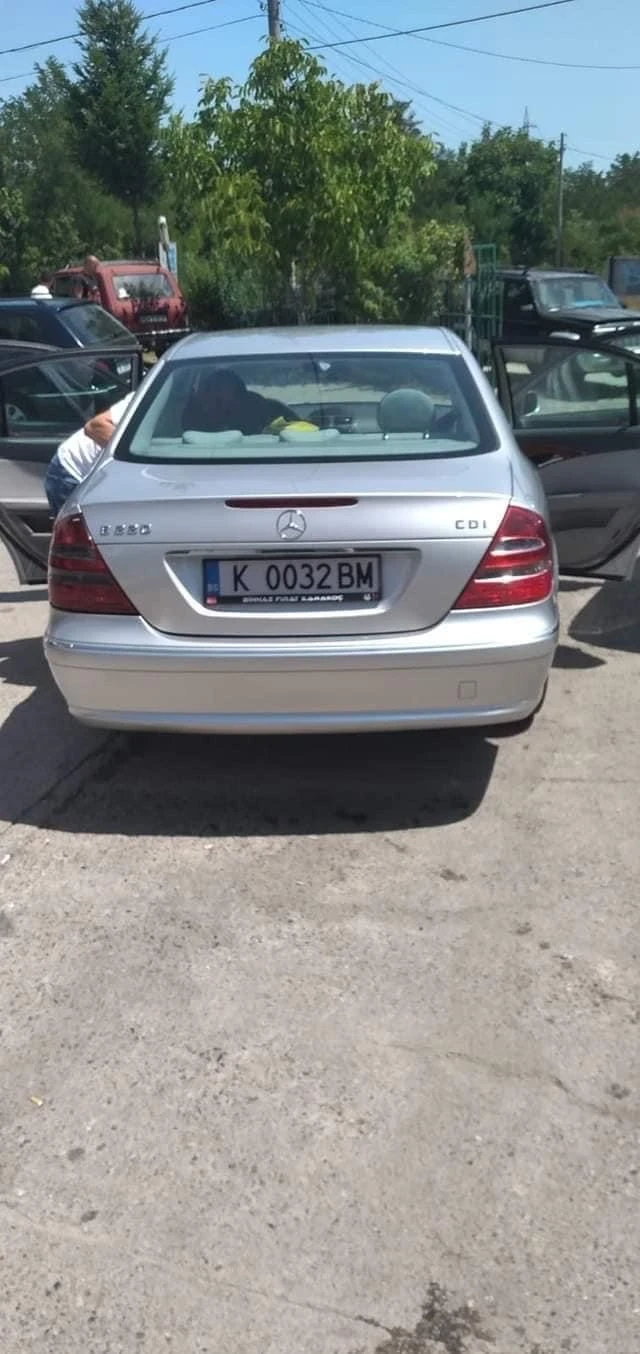 Mercedes-Benz E 220, снимка 2 - Автомобили и джипове - 48042352