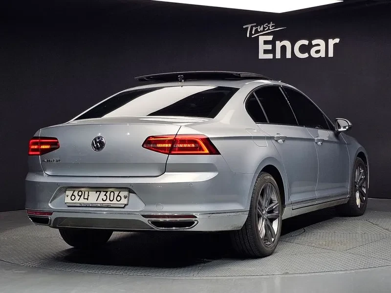 VW Passat 2.0 TDI, снимка 2 - Автомобили и джипове - 54299765