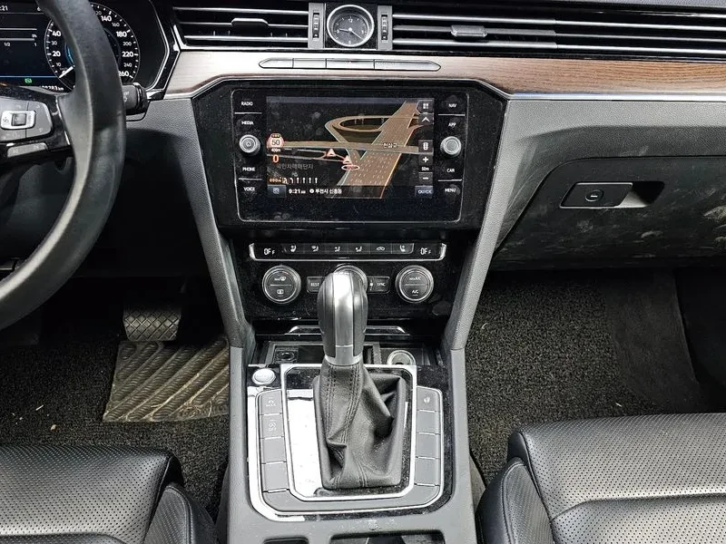 VW Passat 2.0 TDI, снимка 13 - Автомобили и джипове - 54299765