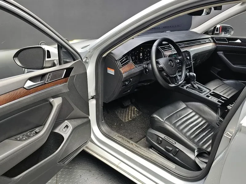 VW Passat 2.0 TDI, снимка 10 - Автомобили и джипове - 54299765