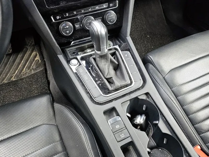 VW Passat 2.0 TDI, снимка 9 - Автомобили и джипове - 54299765