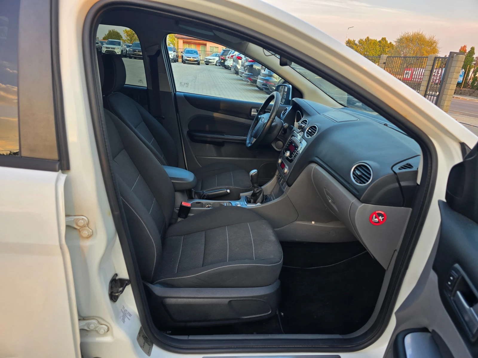 Ford Focus 1.6 Бензин-Газ, Titanium!, снимка 11 - Автомобили и джипове - 55851802