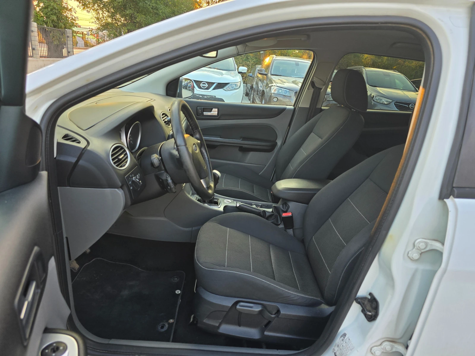Ford Focus 1.6 Бензин-Газ, Titanium!, снимка 8 - Автомобили и джипове - 55851802