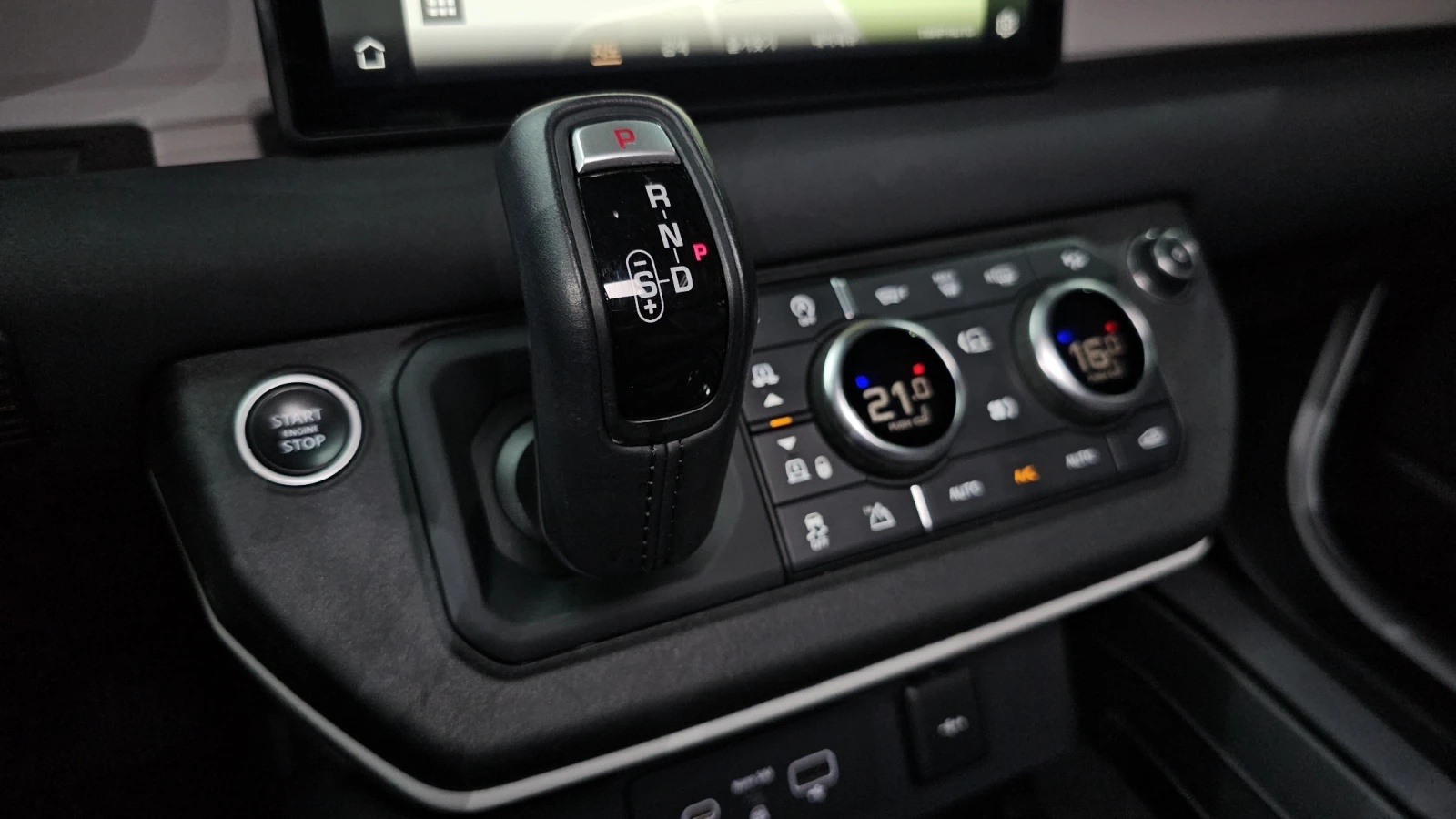 Land Rover Defender D240* 360* BLIND SPOT* ПОДГРЕВ ВОЛАН* ЛЮК* КРАЙНА , снимка 9 - Автомобили и джипове - 55383904