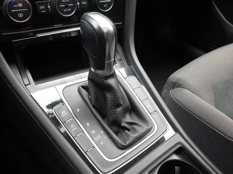 VW Golf 2.0 TDI, снимка 9 - Автомобили и джипове - 54300701