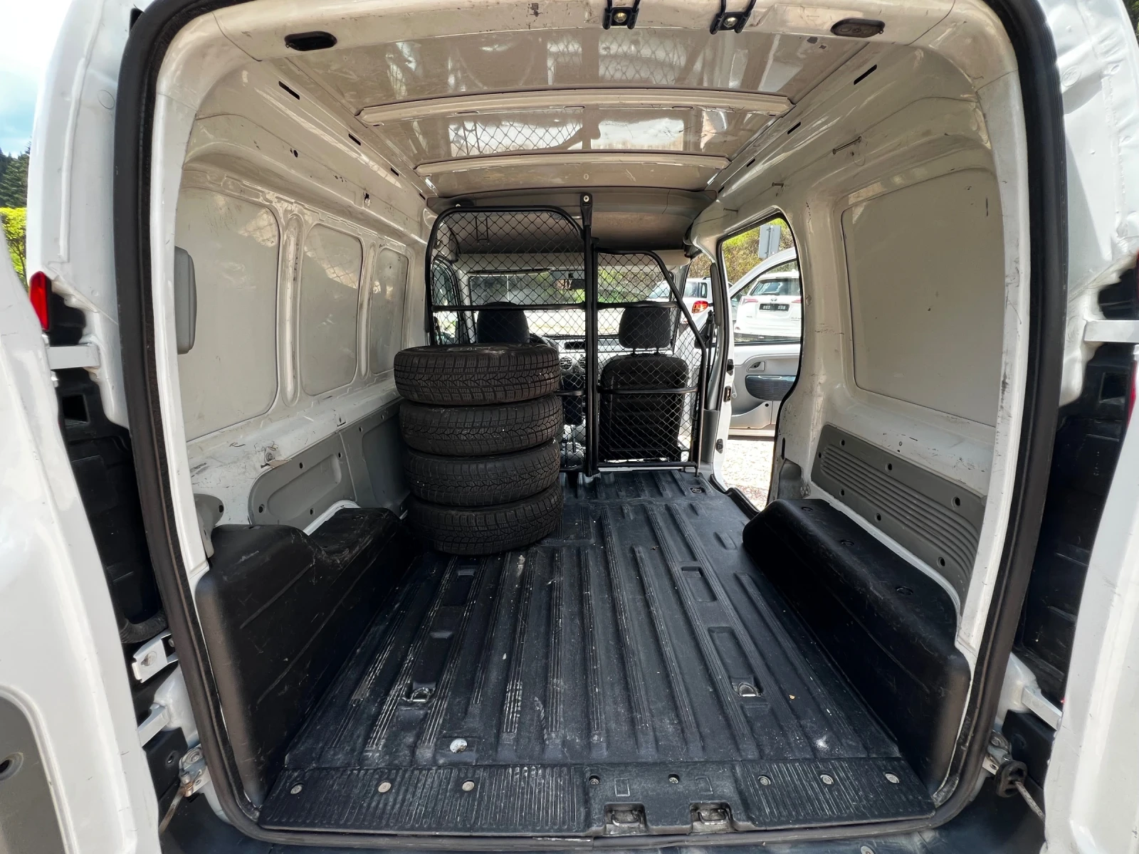 Renault Kangoo 1.5dCi* КЛИМА* 8ГУМИ С ДЖАНТИ* РЕГИСТРИРАНА* БЕЗ Р - изображение 10