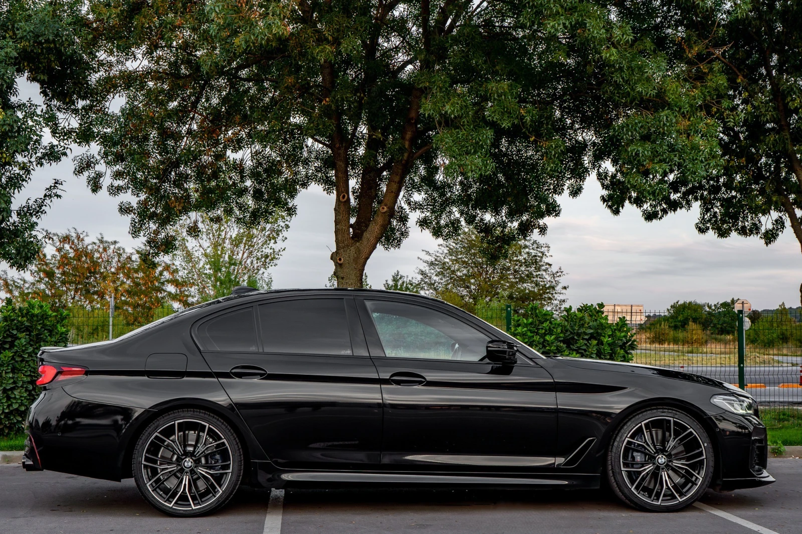 BMW 550 I* X-DRIVE* M-SPORT* HARMAN* LASER* DIGITAL* DISTR - изображение 6