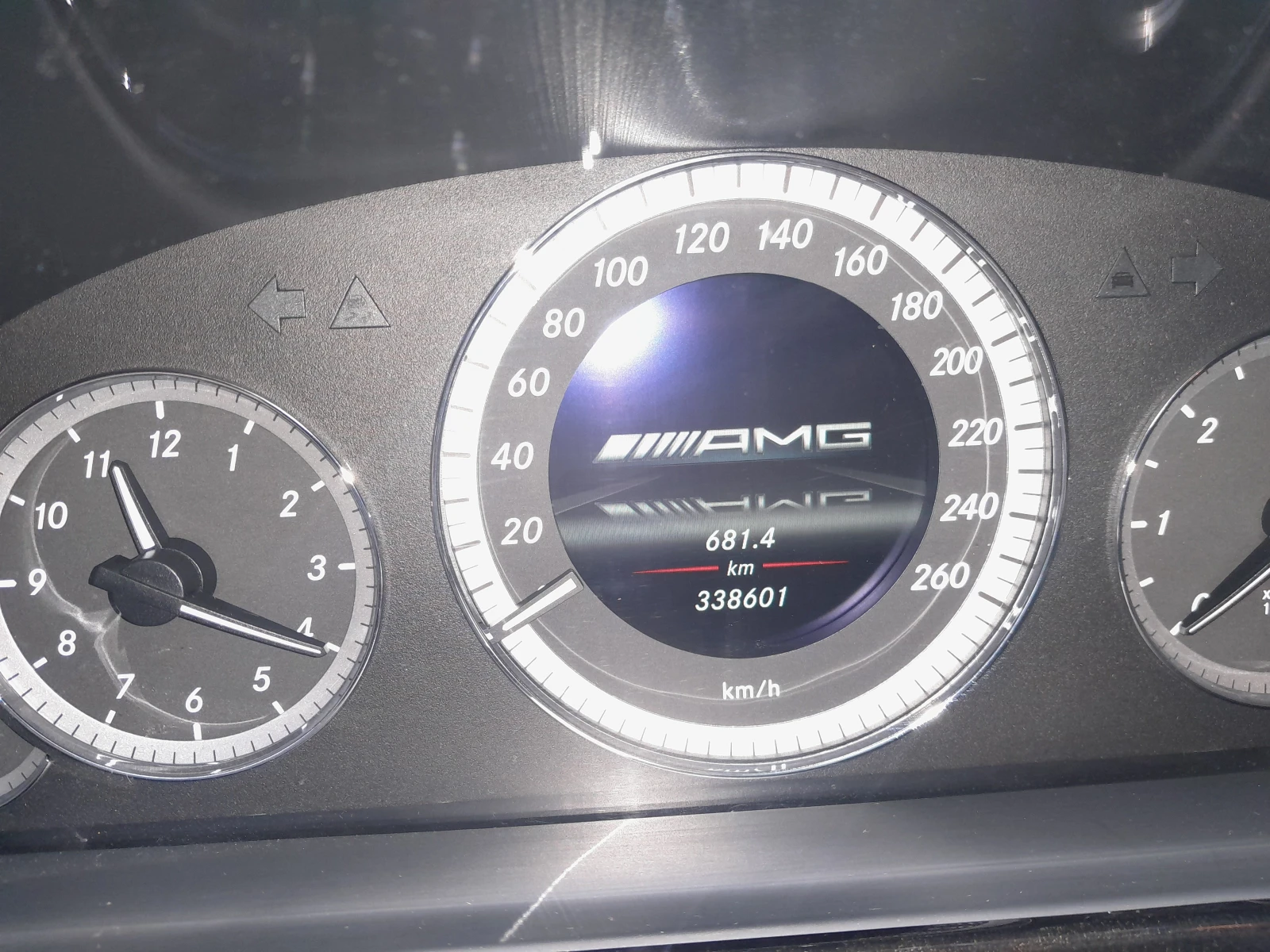 Mercedes-Benz E 220 AMG Elegance, снимка 13 - Автомобили и джипове - 53848749