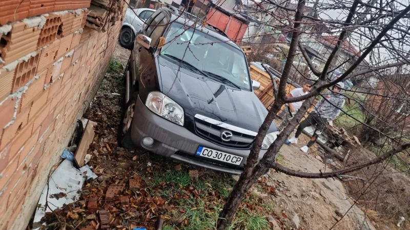 Mazda Tribute, снимка 9 - Автомобили и джипове - 48367456